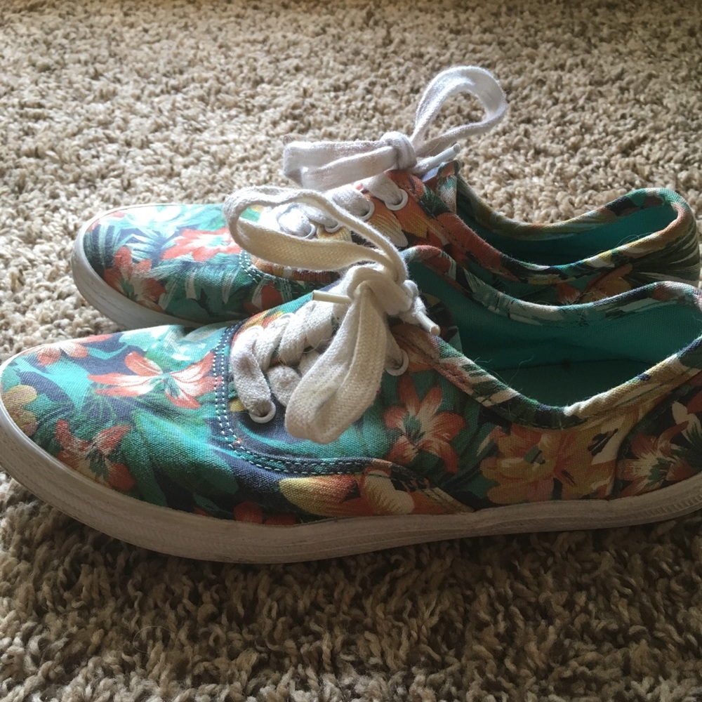 Hawaiian Tennis Shoes, Size 6 - Picture 2 of 5